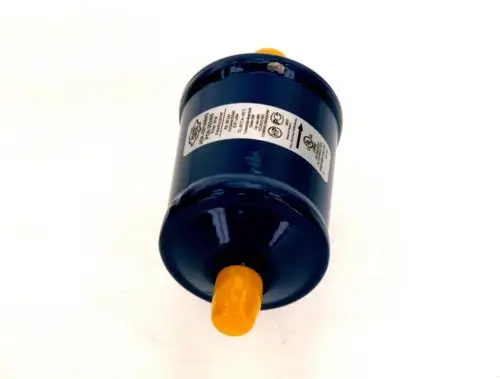 Bosch Trockenfilter in runder, blauer Ausführung mit gelbem Anschluss und Etikett. Der Filter ist für den Einsatz in Klimaanlagen oder Kühlsystemen konzipiert.